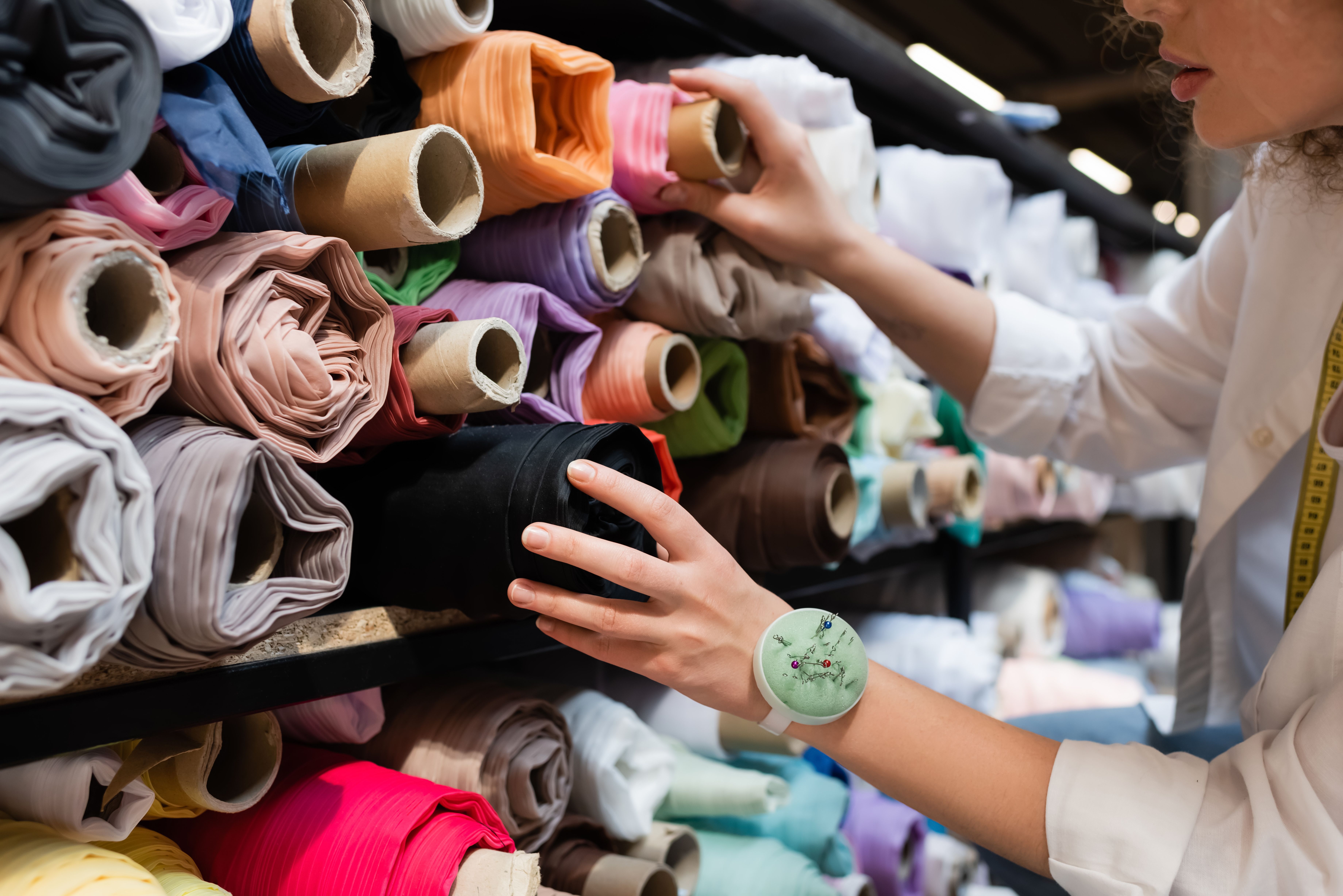 Choosing fabric colors when selecting a clothing manufacturer in China