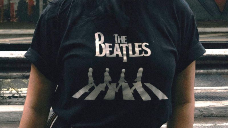 How to Design and Sell Unique Retro Band T-Shirts?