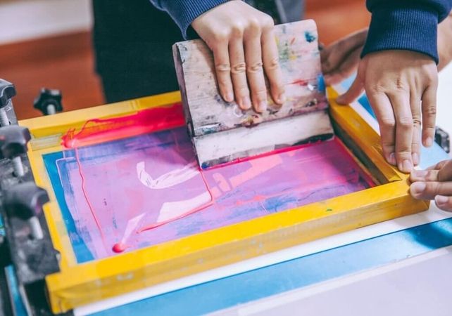 DTG vs Screen Printing: Choosing The Right Printing Method